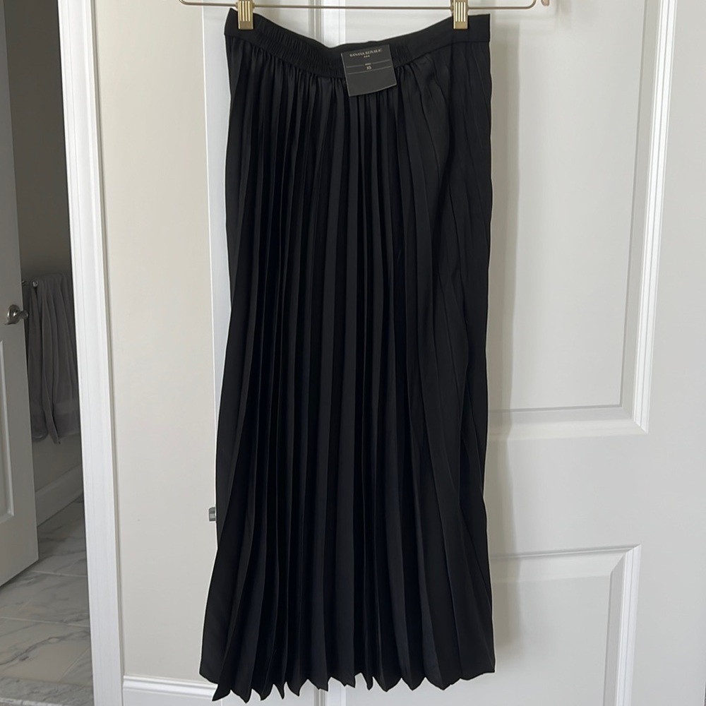 Banana Republic Pleated Midi Skirt Black